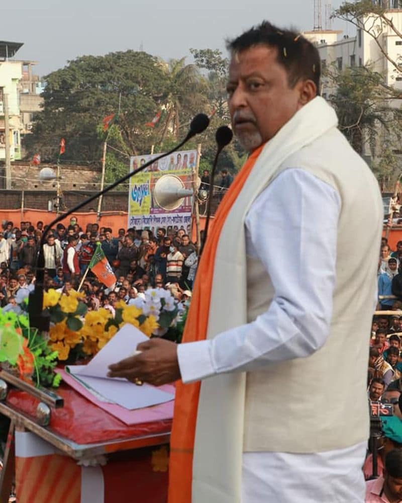 <p>নন্দুকেরা অনেকেই বলেন বিজেপি রাজ্য়সভাপতি দিলীপ ঘোষের সঙ্গে মুকুল রায়ের তেমন সখ্যতা নেই। তবে রাজ্যের দুই প্রধান নেতা এই বিষয়ে এখনও পর্যন্ত কোনও মন্তব্য করেননি। একাধিকবার তাঁকে একসঙ্গে দেখাও গেছে। </p>