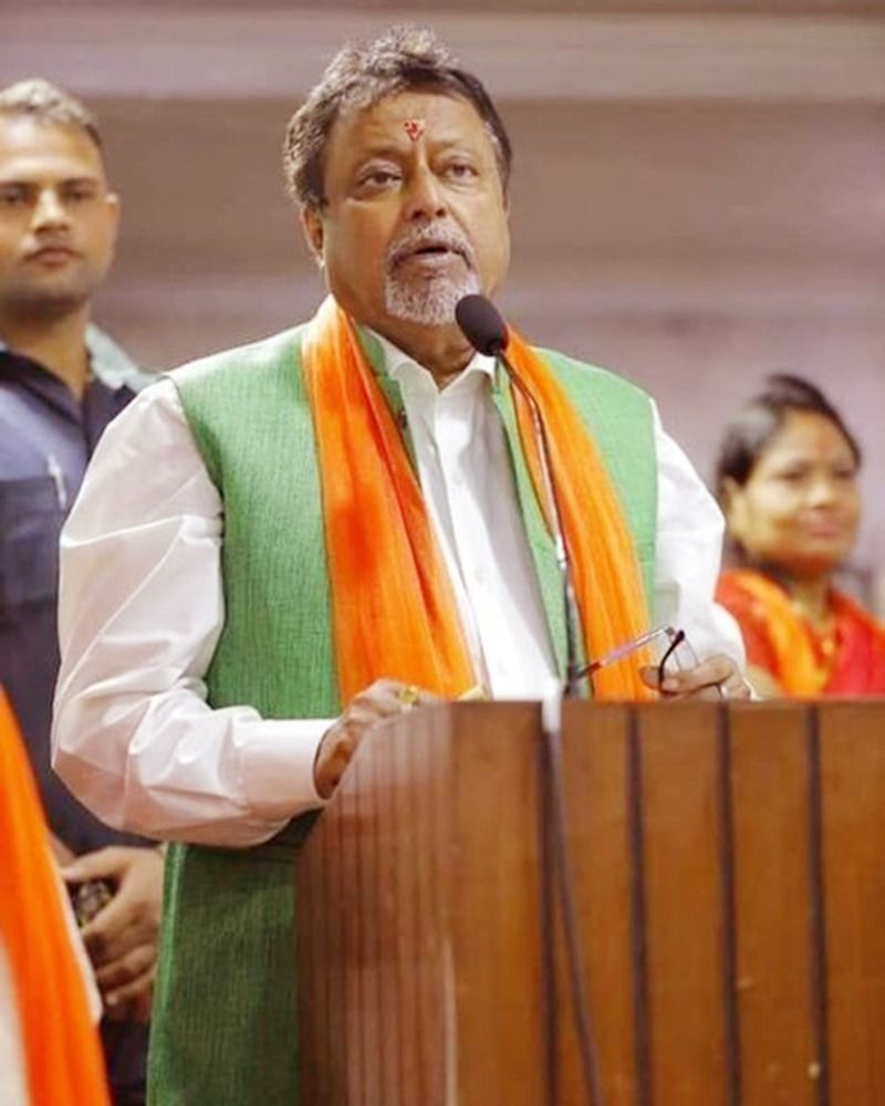 <p>সূত্রের খবর তাঁকে প্রার্থী করা হচ্ছে নদিয়া কৃষ্ণনগর উত্তর বিধানসভা কেন্দ্রের। লোসসভা নির্বাচনে নদিয়ায় রীতিমত সাফল্য পেয়েছিল বিজেপি। সেই সাফল্যই ধরে রাখতে পদ্ম শিবিরের হাতিয়ার মুকুল রায়। বিজেপি শীর্ষ নেতৃত্ব মনে করছেন উত্তর ২৪ পরগনার মতই নদিয়াতেও যথেষ্ট প্রভাব রয়েছে মুকুল রায়ের। আর সেই কারণেই তাঁকে প্রার্থী করা হচ্ছে। <br />
</p>