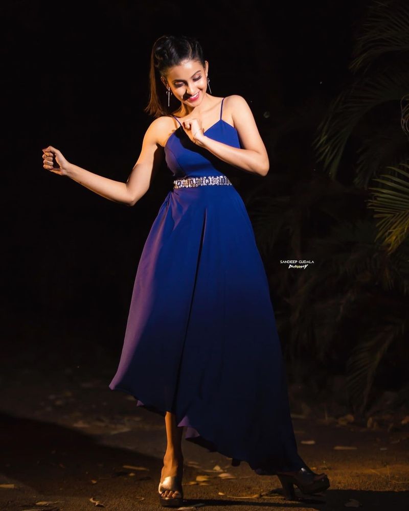 dhee anchor deepika pilli stuns in trendy out fit look at her latest photo shoot