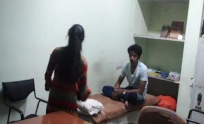 मौके पर पहुंचे लोगों का कहना है कि जब उन्होंने लड़के-लड़िकयों को टोका तो कहने लगे तुम्हें इससे क्या मतलब। यहां से जाते हो कि नहीं या फिर हम बताएं। हम यहां पर कुछ भी करें आप पूछने वाले होते कौन हैं। हालांकि इन लोगों ने चुपके से फोटो खींच लिए और वायरल कर दिये।