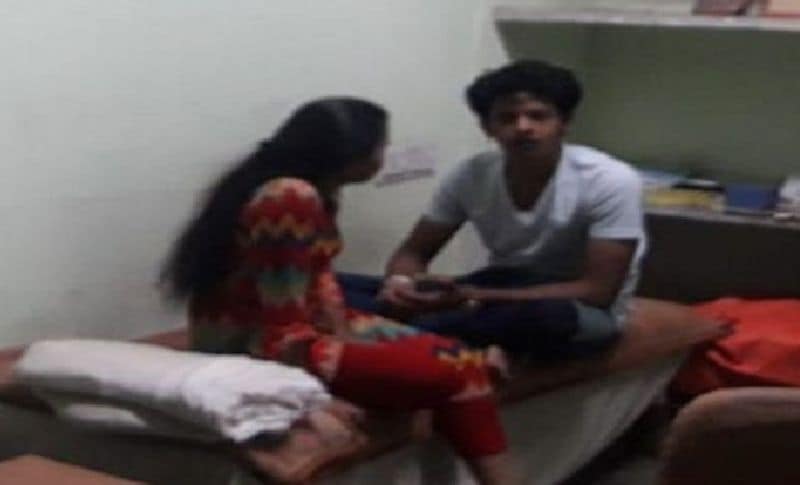 बता दें कि MY हॉस्पिटल ने मॉर्चुरी की देखरेख का ठेका एक निजी कंपनी को दिया हुआ है। जब लोगों ने आधे-अधूरे कपड़ों में लड़के लड़कियों के फोटो वायरल किए तो प्रशासन हरकत में आया। फोटो वायरल वालों का कहना है कि कंपनी के कर्मचारी ही मॉर्चुरी में रात को लड़किया लेकर आते हैं। मुर्दा घर होने के चलते यहां ज्यादा कोई आता जाता नहीं है। इसलिए इन लोगों ने शवों के बीच जिस्म की आग बुझाने का अड्डा बना लिया।
