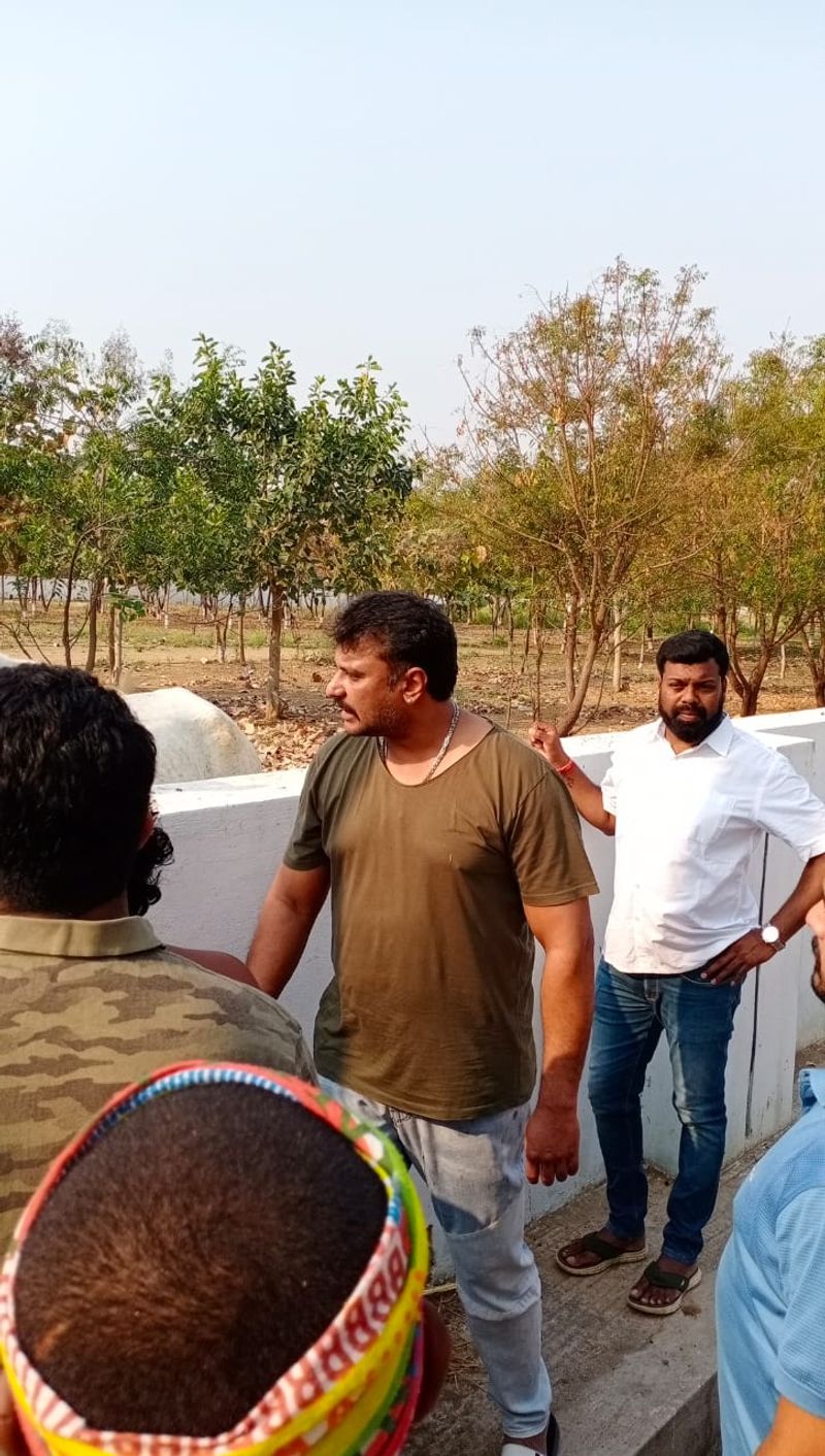 <p>ಮಾ.17ರಂದು ಮಂತ್ರಾಲಯಕ್ಕೆ ಭೇಟಿ ಕೊಟ್ಟ ದರ್ಶನ್ಗೆ ಮಠದಲ್ಲಿ ಸನ್ಮಾನ ಮಾಡಲಾಗಿತ್ತು.</p>