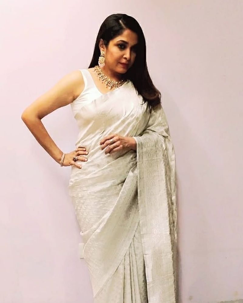 రమ్యకృష్ణ టాలీవుడ్ లో గ్లామర్ రోల్స్ చేసిన హీరోయిన్స్ లో ఒకరు. 90లలోనే బికినీ వేసిన ఘనత ఆమె సొంతం. అల్లుడా మజాకాతో పాటు మరికొన్ని చిత్రాలలో ఆమె బికినీలో కనిపించి సెగలు రేపారు.