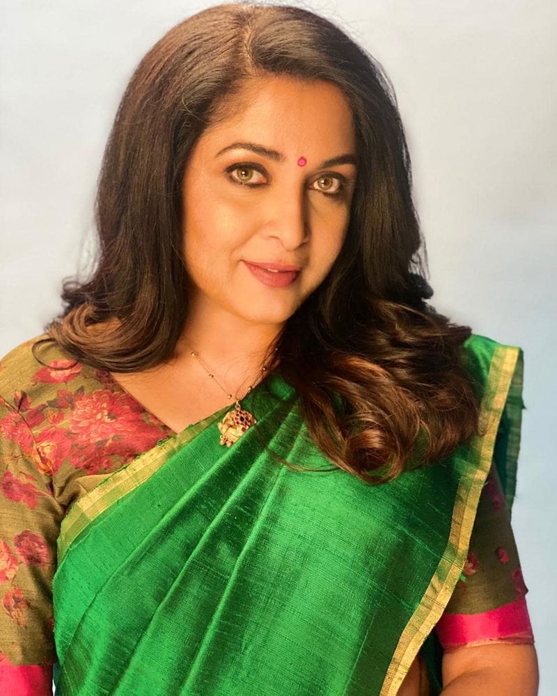 బాహుబలి సిరీస్ లో శివగామిగా ఇండియా వైడ్ పాపులారిటీ తెచ్చుకున్న రమ్యకృష్ణ, పవర్ ఫుల్ పాత్రలకు కేర్ ఆఫ్ అడ్రెస్ అయ్యారు.