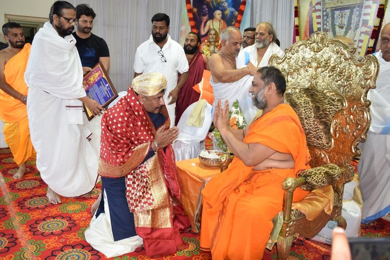 <p>ಶ್ರೀಮಠದ ಆವರಣದಲ್ಲಿರುವ ಯೋಗೀಂದ್ರ ಸಭಾಮಂಟಪದಲ್ಲಿ ಶ್ರೀರಾಘವೇಂದ್ರ ಸ್ವಾಮಿಗಳ ಗುರುವೈಭವೋತ್ಸವದ ನಾಲ್ಕನೇ ದಿನದ ಅಭಿನಂದನಾ, ಅಭಿವಂದನಾ ಸಮಾರಂಭದಲ್ಲಿ ಶ್ರೀಮಠದಿಂದ ಸನ್ಮಾನ ಸ್ವೀಕರಿಸಿದ ದರ್ಶನ್</p>