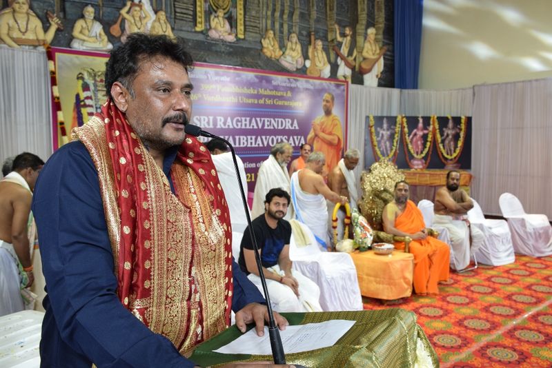 <p>ಕಳೆದ ಐದಾರು ವರ್ಷಗಳಿಂದ ಮಂತ್ರಾಲಯಕ್ಕೆ ಬರಲಾಗಿರಲಿಲ್ಲ. ಕಳೆದ ಮಾ.11 ರಂದು ರಾರ್ಬಟ್ ಚಿತ್ರ ಬಿಡುಗಡೆಯಾಗಿದೆ. 10 ರಂದು ಚಿತ್ರನಿರ್ದೇಶನ ತರುಣ್ ಸುಧೀರ್ ಅವರು ತಾವು ರಾಯರ ದರ್ಶನಕ್ಕೆ ಹೋಗುತ್ತಿರುವುದಾಗಿ ತಿಳಿಸಿ ಸರಿಯಾಗಿ ಅಂದು 11 ಗಂಟೆಗೆ ರಾಯರ ದರ್ಶನ ಪಡೆದರು ಅದೇ ಸಮಯಕ್ಕೆ ಬೆಂಗಳೂರಿನಲ್ಲಿ ನನಗೆ ಬಾಲಾಜೀ ಅವರು ಮಂತ್ರಾಲಯದ ಶ್ರೀಗಳು ಆಹ್ವಾನ ನೀಡಿದ್ದಾರೆ ಎಂದು ತಿಳಿಸಿದ ದರ್ಶನ್</p>