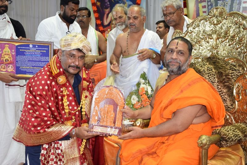 <p>ರಾಯರ ದೃಷ್ಠಿ ಭಕ್ತ ಸಮುದಾಯದ ಮೇಲೆ ಬೀಳುತ್ತದೆ ಅದರಿಂದ ಅವರೆಲ್ಲರ ಪಾಪ ಪರಿಹಾರವಾಗುತ್ತದೆ. ಜಾತ್ಯಾತೀತವಾದ ಮಹಾಗುರುಗಳು ಎಂದು ಪ್ರತೀತವಾಗಿದ್ದಾರೆ ಎಂದರೆ ಅದು ಶ್ರೀರಾಘವೇಂದ್ರ ಸ್ವಾಮಿಗಳಾಗಿದ್ದಾರೆ. ಕೇವಲ ಹಿಂದುಗಳಷ್ಟೇ ಅಲ್ಲ ಇತರೆ ಧರ್ಮದವರೂ ಸಹ ಶ್ರೀಗುರುರಾಯರು ಕರುಣಿಸಿ ಅನುಗ್ರಹಿಸುತ್ತಾರೆ. ಶ್ರೀರಾಘವೇಂದ್ರ ಸ್ವಾಮಿಗಳು ಭಕ್ತರು ಬೇಡಿದಂತಹ ಎಲ್ಲ ಇಷ್ಟಾರ್ಥಗಳನ್ನು ಪೂರೈಸುವಂತಹ ವಿಶ್ವಬ್ಯಾಂಕ್ ಇದ್ದಂತೆ ಎಂದು ನುಡಿದರು.</p>