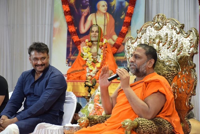 <p>ಕಾರ್ಯಕ್ರಮದ ಸಾನಿಧ್ಯವನ್ನು ಶ್ರೀಮಠದ ಪೀಠಾಧಿಪತಿ ಡಾ.ಸುಬುಧೇಂದ್ರ ತೀರ್ಥರು ಅನುಗ್ರಹ ಸಂದೇಶ ನೀಡಿ, ಜಾತಿ, ಮತ, ಭಾಷ, ಪ್ರಾಂತಕ್ಕೆ ಅತೀತವಾಗಿ ತಮ್ಮಬಳಿಗೆ ಬರುವ ಭಕ್ತರನ್ನು ಶ್ರೀರಾಯರು ಪುನೀತರನ್ನಾಗಿ ಮಾಡಿ ಅವರನ್ನು ಅನುಗ್ರಹಿಸುತ್ತಿದ್ದಾರೆ.</p>