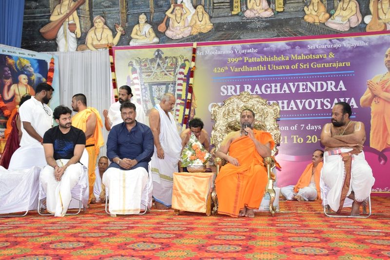 <p>ಪವಾಡವೋ ಅಚ್ಚರಿಯೋ ರಾಯರ ಅನುಗ್ರಹದಿಂದಲೆಯೇ ನಾನು ಮಂತ್ರಾಲಯಕ್ಕೆ ಬಂದಿರುವುದಾಗಿ ಹೇಳಿದ ದರ್ಶನ್</p>