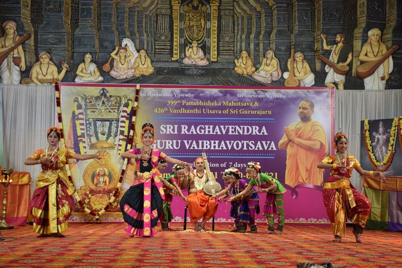 <p>ಬಳ್ಳಾರಿಯ ಸೌಮ್ಯ ಹಿರೇಮಠ ಮತ್ತು ಅವರ ತಂಡದಿಂದ ಕೂಚಿಪುಡಿ ನೃತ್ಯ ಪ್ರದರ್ಶನ</p>