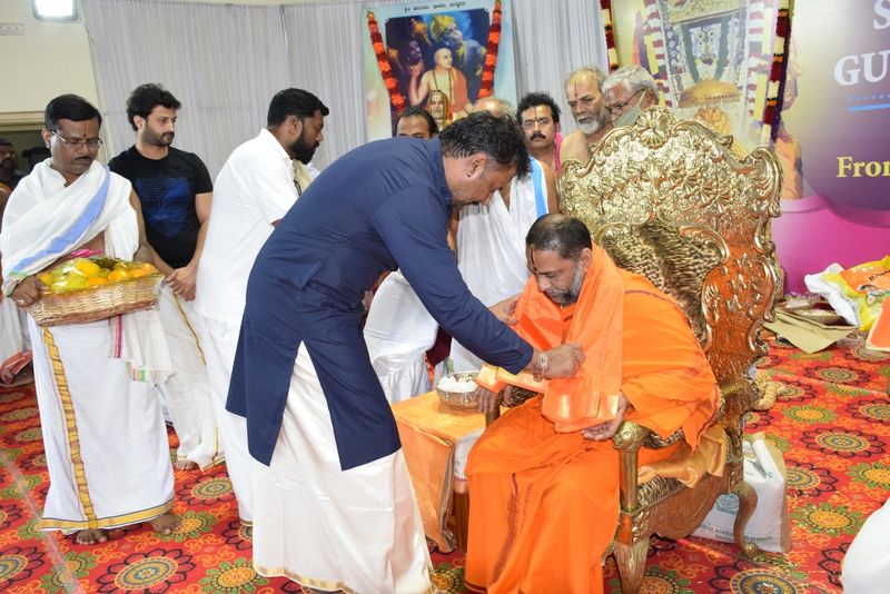 <p>ಈ ಸಂದರ್ಭದಲ್ಲಿ ತಮಿಳುನಾಡಿನ ನ್ಯಾಯವಾದಿ ಕೆ.ವಾಸುದೇವನ್,ಯಶಸ್ ಸೇರಿದಂತೆ ಮಠದ ವಿದ್ವಾಂಸರು, ಪಂಡಿತರು, ಅಧಿಕಾರಿ, ಸಿಬ್ಬಂದಿ, ಅಪಾರ ಸಂಖ್ಯೆಯಲ್ಲಿ ಭಕ್ತರು ಭಾಗವಹಿಸಿದ್ದರು.</p>