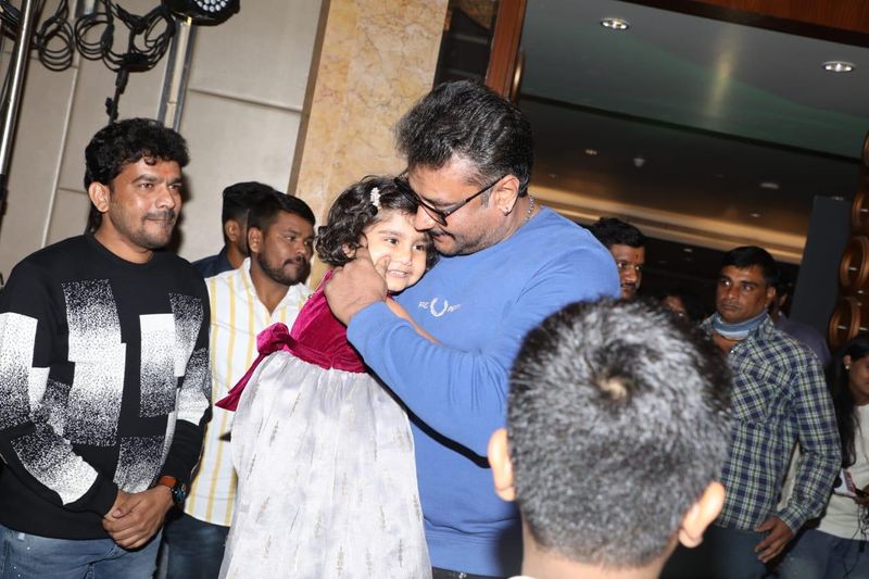 <p> ರಾಬರ್ಟ್ ಸಕ್ಸಸ್ ಮೀಟ್ನಲ್ಲಿ ಪೈರೇಸಿ ಬಗ್ಗೆ ಮಾತನಾಡಿದ ನಟ ದರ್ಶನ್, ತಮ್ಮ ಬಗ್ಗೆ ಸುಖಾಸುಮ್ಮನೆ ಆರೋಪ ಮಾಡಿದವರ ಬಗ್ಗೆ ಗರಂ ಆಗಿದ್ದಾರೆ.</p>