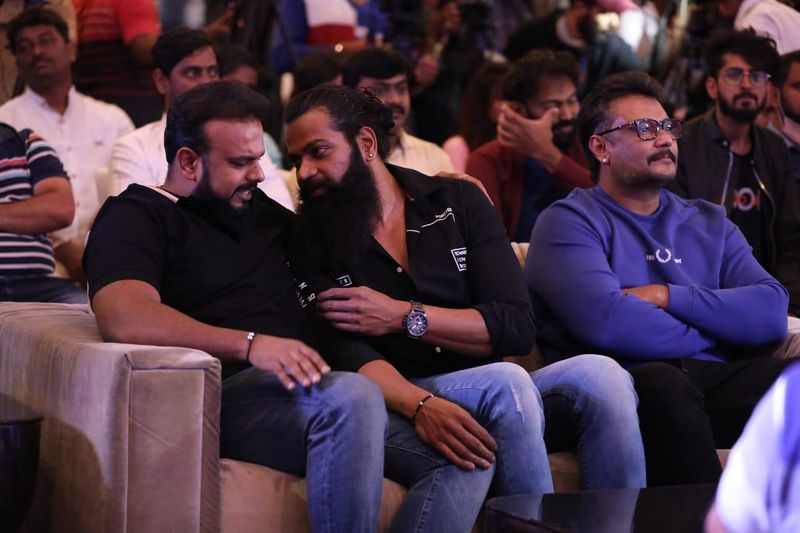 <p>'ನಮ್ಮ ಕನ್ನಡ ಸಿನಿಮಾರಂಗವನ್ನು ಬೆಳೆಸೋಣ. ಒಂದು ಒಳ್ಳೇ ಸಿನಿಮಾ ಬಂದರೆ ಮತ್ತೊಂದು ಸಿನಿಮಾ ಹುಟ್ಟಿ ಕೊಳ್ಳುತ್ತದೆ. ಯಾಕಂದ್ರೆ ಗಾಂಧೀ ನಗರದಲ್ಲಿ ಆಗ ದುಡ್ಡು ಓಡಾಡುತ್ತೆ,' ಎಂದು ಮಾತನಾಡಿದ್ದಾರೆ.</p>