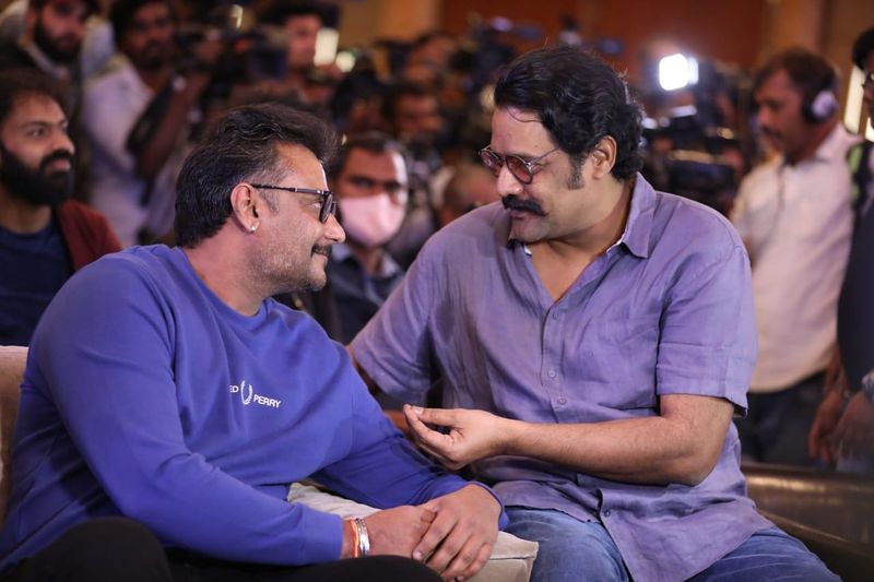 <p>'ಇರದ ಬಗ್ಗೆ ಇಬ್ಬರು ಹೇಳಿದ್ದರು. ನಮ್ಮನ್ನ ಕಿತ್ಕೊಂಡ್ರು ಅಂತ, ನಮಗೆ ಹೀಗೆ ಮಾಡಿದ್ರು ಅಂತೆಲ್ಲ ಹೇಳಿದ್ರೆ, ನಮಗೆ ಈಗ ಪೈರೇಸಿ ಮಾಡಿದವರು ತುಂಬಾ ಜನರು ಸಿಕ್ಕಿದ್ದಾರೆ. ಒಬ್ಬ ಲಿಂಕ್ ಶೇರ್ ಮಾಡಿದ್ದವನನ್ನು ಕರೆದು ಬುದ್ಧಿ ಹೇಳಿ, ನಾವೇ ಬೇಲ್ ಕೊಟ್ಟು ಕಳುಹಿಸಿದ್ವಿ' </p>