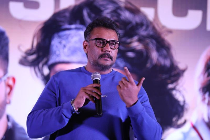 <p> 'ಇದೇ ನಮ್ ಹುಡುಗ ಮಾಡಿದ್ದಕ್ಕೆ ಆತನನ್ನು ಸ್ಟೇಷನ್ನಲ್ಲಿ ಕೂರಿಸಿದ್ರು. ಇದನ್ನ ಯಾರ್ ಹತ್ರ ಹೇಳಲಿ? ನಮ್ಮ ಅನ್ನ ಕಿತ್ಕೊಂಡ್ರು ತುಂಬಾ ಚೆನ್ನಾಗಿ ಹೇಳುತ್ತಾರೆ,' ಎಂದು ಪೈರೇಸಿ ಬಗ್ಗೆ ಮಾತನಾಡುತ್ತಾ ಅಭಿಮಾನಿಗಳ ಪರ ನಿಂತಿದ್ದಾರೆ ದಚ್ಚು.</p>