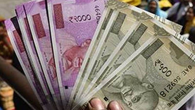 अटल पेंशन योजना (Atal Pension Yojana) की शुरुआत प्रधानमंत्री नरेंद्र मोदी ने 1 जून 2015 को की थी। इस योजना में अकाउंट खोल कर हर महीने एक निश्चित राशि जमा कर 60 साल की उम्र के बाद नियमित पेंशन का लाभ लिया जा सकता है। इस स्कीम में खाताधारक की असामयिक मृत्यु की हालत में परिवार को भी फायदा मिलता है। (फाइल फोटो)