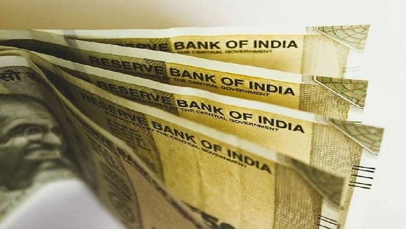 अटल पेंशन योजना के तहत खाता खुलवाने वाले को हर महीने प्रीमियम (Monthely premium) जमा करना होता है। अगर वह हर महीने प्रीमियम जमा करता रहता है, तभी उसे 60 साल की उम्र बाद मासिक पेंशन मिलता है। प्रीमियम की राशि बैंक अकाउंट से अपने आप कट जाती है। (फाइल फोटो)
