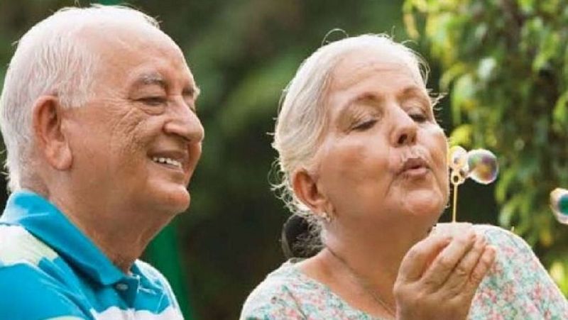 सरकार ने अटल पेंशन योजना के लिए मोबाइल एप्लिकेशन भी शुरू किया है। इस मोबाइल एप्लिकेशन के जरिए अटल पेंशन योजना अकाउंट में किए गए 5 कॉन्ट्रिब्यूशन की जांच की जा सकती है। इसके ट्रांजैक्शन डिटेल और e-PRAN भी डाउनलोड किया जा सकता है। अकाउंट की डिटेल देखने के लिए अटल पेंशन योजना की आधिकारिक वेबसाइट पर भी जाया जा सकता है। (फाइल फोटो)