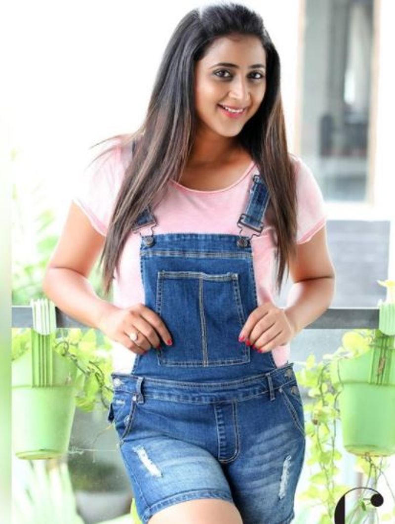இது உங்களுக்கே கொஞ்சம் ஓவரா தெரியவில்லையா? என சிலர் விமர்சனம் செய்து வந்தாலும், மற்றொரு தரப்பினர் லைக்குகளை குவித்து வருகிறார்கள்.