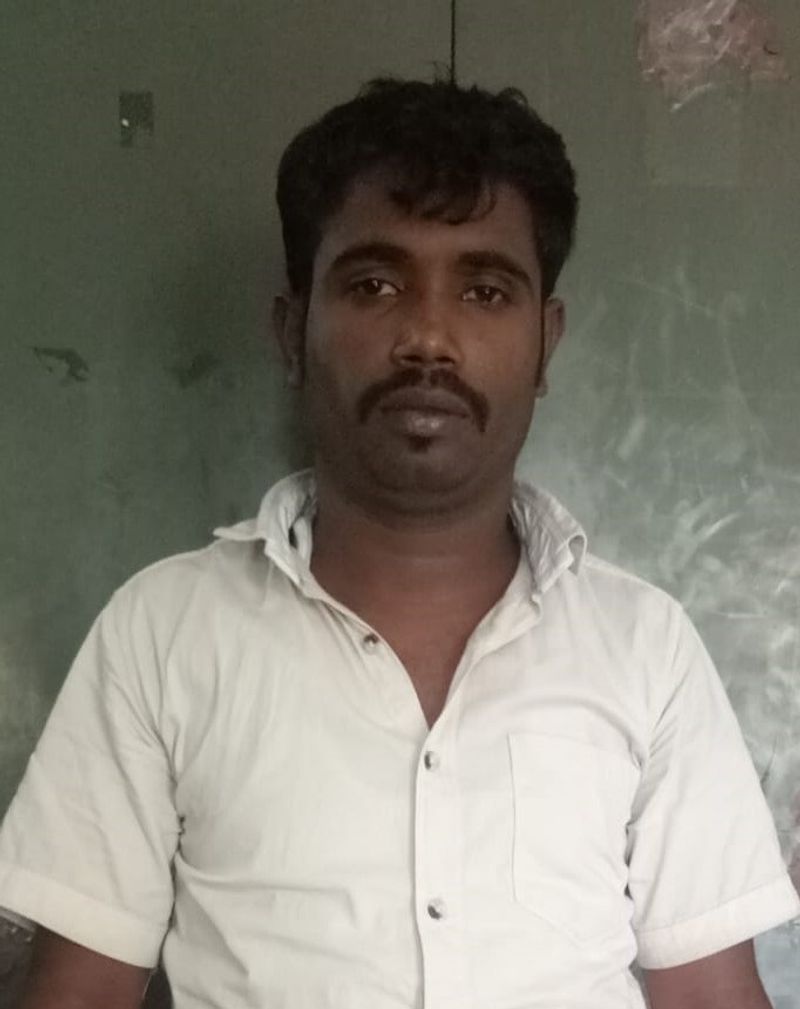 एडीजी का कहना है कि बांग्लादेशी प्रधान व सभासद से निवास प्रमाण पत्र बनवाकर आधार कार्ड बनवाया लेते हैं। आधार कार्ड के जरिये बंग्लादेशी पासपोर्ट बनवा लेते हैं।
फोटो में जाकिर हुसैन
