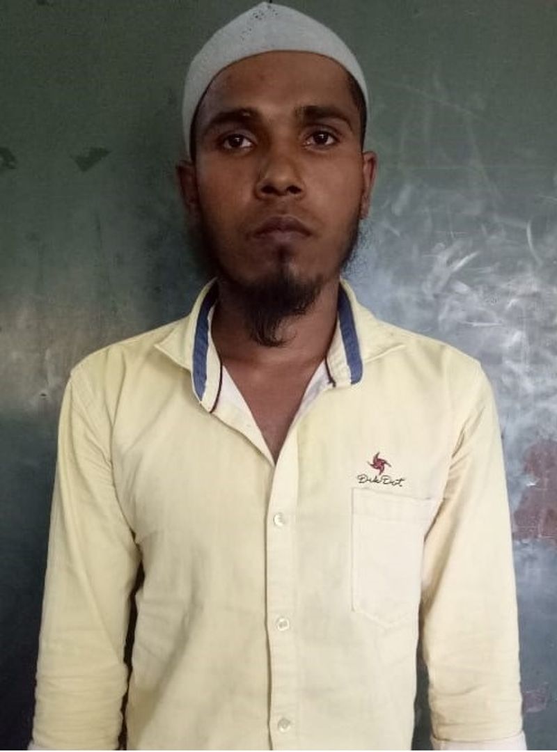 यूपी एटीएस की सघन पैरवी के चलते आरोपियों ने अपना अपराध स्वीकार कर लिया। इस पर कोर्ट ने पांचों अभियुक्तों को धारा 419, 420, 467, 468, 471 भादवि और 14 विदेशी अधिनियम में दोषी मानते हुए 4-4 वर्ष के कारावास की सजा सुनाई है।
फोटो में मोहम्मद काबिल