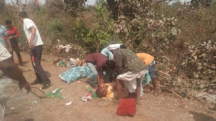 madhya pradesh news mandla 6 people killed 40 injured mini trucks overturned kpr madhya pradesh news mandla 6 people killed 40 injured mini trucks overturned kpr