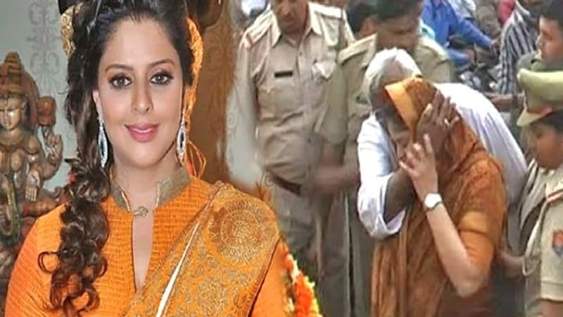 <p><br />
<strong>নাগমা- </strong>কংগ্রেস নেতা ইমরান নাগমাকে জনসভায় ডেকেছিলেন। সেখানেই কিছু দুষ্টু লোক জালিয়াতিন করার চেষ্টা করে অভিনেত্রীর সঙ্গে। এমনকী নাগমা একজনকে চড়ও মেরেছিলেন।</p>