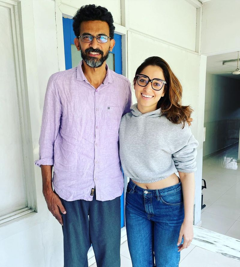 ఇందులో `నేను ఎవరిని బంప్ చేశానో చూడండి. శేఖర్ కమ్ముల సర్. నాజీవితంలో `హ్యాపీడేస్` ప్రారంభించిన వ్యక్తి. తన రాబోయే చిత్రం `లవ్ స్టోరి` కోసం సూపర్ ఎగ్జైటింగ్గా వెయిట్ చేస్తున్నా. నాగచైతన్య, సాయిపల్లవిలకు అభినందనలు` అని పేర్కొంది.