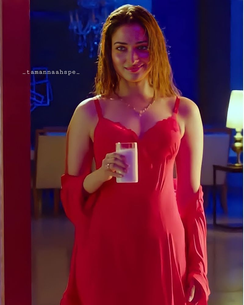 స్టార్ హీరోయిన్గా బిజీగా ఉన్న తమన్నా, మొదటి రోజులను గుర్తు చేసుకుంటూ సరదాగా గడిపింది. పాత రోజులకు వెళ్లి ఆనాటి తీపిగుర్తులను గుర్తు చేసుకుంది. శేఖర్ కమ్ములతో తమన్నా కన్వర్జేషన్ ఇప్పుడు ఆసక్తిని రేకెత్తిస్తుంది.