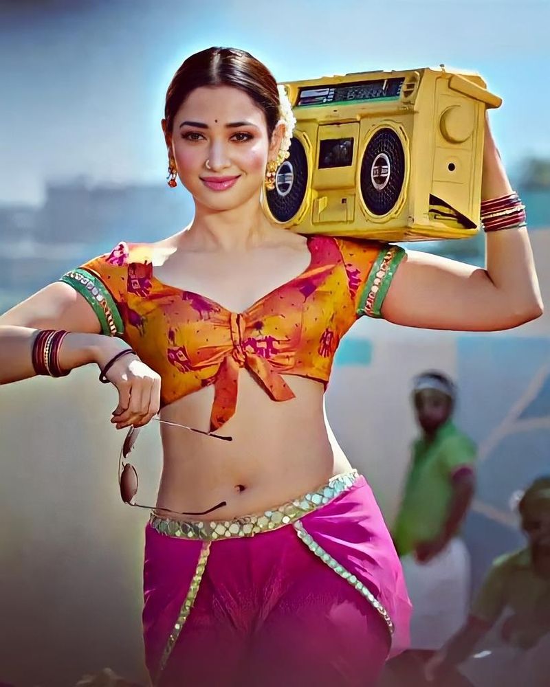 ఇక శేఖర్ కమ్ముల రూపొందించిన `లవ్స్టోరి` చిత్రం ఏప్రిల్ 16న విడుదల కానుంది. ఇందులోని `సారంగ దరియా` పాట ఇప్పటికే విడుదలై శ్రోతలను ఉర్రూతలూగిస్తున్న విషయం తెలిసిందే. ఇది యాభైకి పైగా మిలియన్ వ్యూస్ని సొంతం చేసుకోవడం విశేషం.