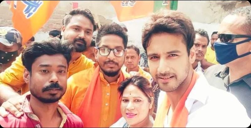 <p>যার মধ্যে তাঁর রয়েছে দুটি গাড়ি। একটি বিএমডাব্লিউ ৩৫ লাখ টাকার, অন্যটি টয়োটা ৩২ লাখ ৯০ হাজার টাকার। </p>
