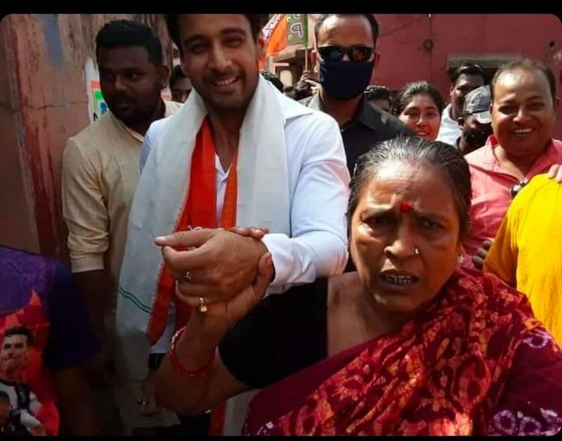 <p>আর সেই কারণেই এলাকার মানুষও দূরের তারাকে হাত ধরে ঘরে টেননে নিয়ে যেতেও দ্বিধা করছেন না।</p>
