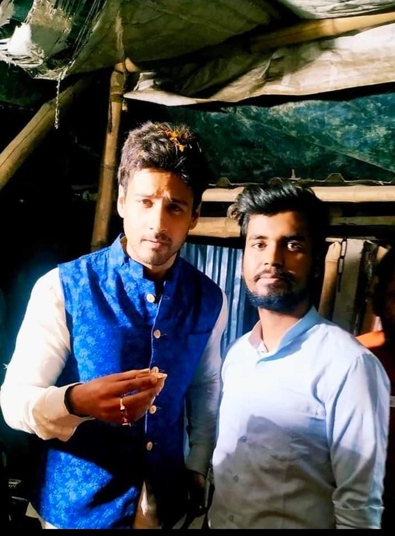 <p style="text-align: justify;">তারকা হয়েও কোনও দোনোমোনো ছাড়া ঢুকে পড়ছেন স্থানীয় চায়ের দোকানে। খাচ্ছেন মাটির ভাঁড়ে চা।</p>