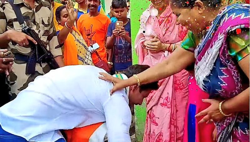 <p style="text-align: justify;">আবার, গুরুজনদের দেখলেই পায়ে হাত দিয়ে প্রণাম।</p>