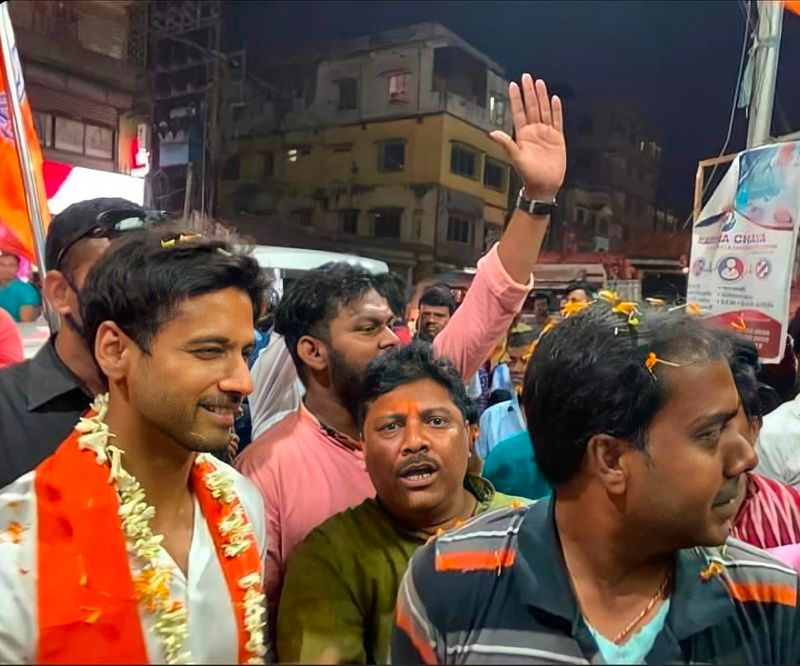 <p style="text-align: justify;">চিত্রতারকা হওয়ার পাশাপাশি যশ একজন যুব সমাজের প্রতিনিধিও বটে। তাই এলাকার তরুণদের মধ্যেও তাঁকে নিয়ে দারুণ সাড়া পড়েছে।</p>