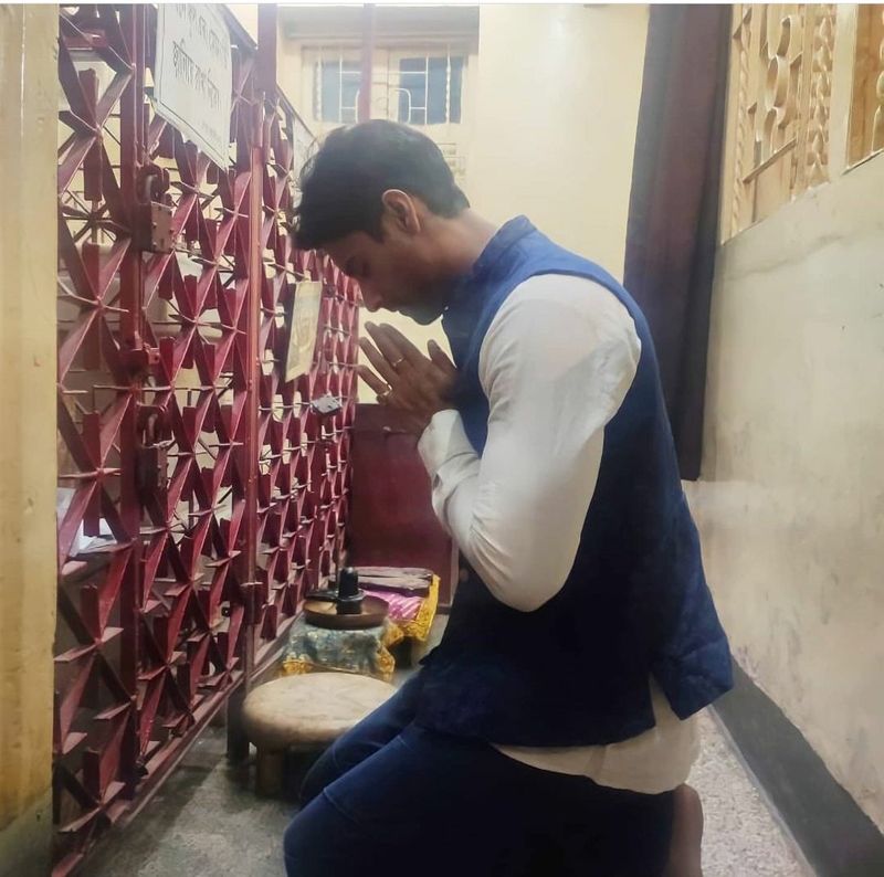 <p> স্থানীয় সব মন্দিরে গিয়ে গিয়ে পুজোও দিচ্ছেন।</p>
<p> </p>