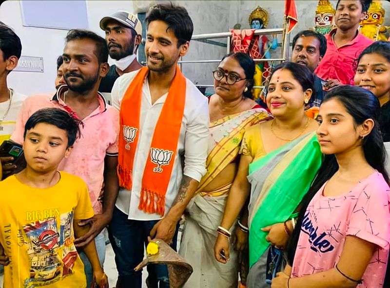 <p>আর সেইসব ধর্মীয় স্থানেও ভক্তরা ঘিরে ধরছেন বিজেপি প্রার্থীকে।</p>