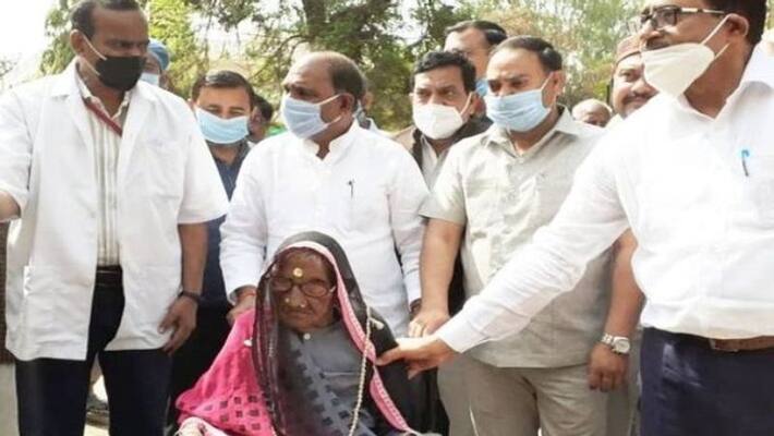 109 year old ram dulaiya becomes the oldest woman in the country first dose of COVID19 vaccine kpr 109 year old ram dulaiya becomes the oldest woman in the country first dose of COVID19 vaccine kpr