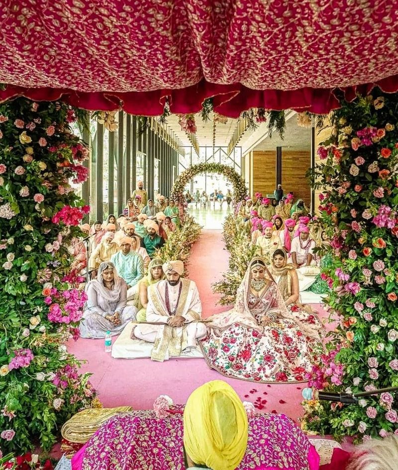 <p>সোশ্যাল মিডিয়ায় ক্যাপশনে বুমরা লিখেছিলেন,'আজ জীবনের অন্যতম সেরা দিন। আপনাদের এই খবর জানাতে পেরে আমি আপ্লুত।' বুমরা-সঞ্জনার বিয়ের ছবিও মুহূর্তে ভাইরাল হয়েছিল নেট দুনিয়ায়।<br />
</p>