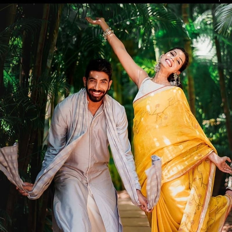 <p>গত ১৫ তারিখ গোয়ার এক বিলাস বহুল রিসর্টে বুমরা-সঞ্জনার বিয়ের আসর বসেছিল। দুই পরিবার ও ঘনিষ্ঠ কিছু আত্মীয়দের নিয়ে হয়েছিল গোটা অনুষ্ঠান। বিয়ের ছবিও শেয়ার করেছিলেন বুমরা।</p>