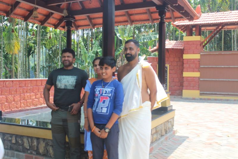 <p>ಪುನೀತ್ ನೀಡಿ ಫೋಟೋ ತೆಗೆಸಿಕೊಳ್ಳಲು ಮುಗಿಬಿದ್ದ ಅಭಿಮಾನಿ.</p>