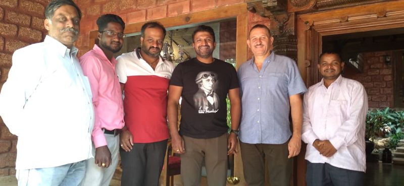 <p>ಬೆಂಗಳೂರಿನ ನಿವಾಸದ ಬಳಿ ಅಭಿಮಾನಿಗಳು ಬಾರದಂತೆ ಪುನೀತ್ ಮನವಿ ಮಾಡಿಕೊಂಡಿದ್ದರು.</p>