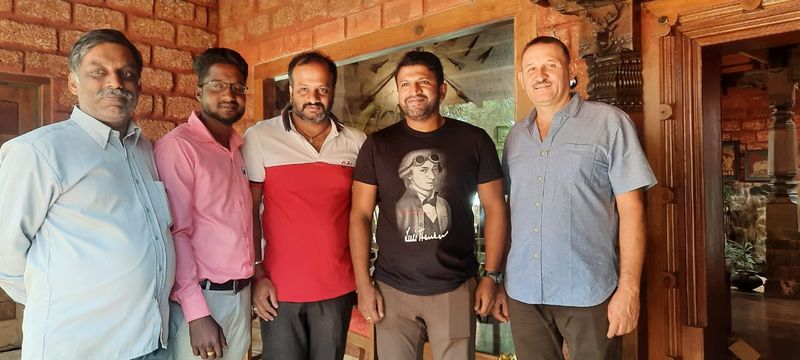 <p>ಕೆಲ ತಿಂಗಳುಗಳಿಂದ ಪುನೀತ್ ರಾಜ್ಕುಮಾರ್ ಕುಟುಂಬ ಸಮೇತರಾಗಿ ಪುಣ್ಯ ಕ್ಷೇತ್ರಗಳಿಗೆ ಹೆಚ್ಚಾಗಿ ಭೇಟಿ ನೀಡುತ್ತಿದ್ದಾರೆ.</p>