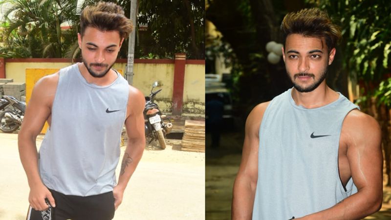 सलमान खान के बहनोई आयुष शर्मा बांद्रा में के स्टूडियो के बाहर नजर आए। उन्होंने हाफ टी-शर्ट और लोअर पहन रखा था। बता दें कि आयुष फिल्म अंतिम में सलमान के साथ नजर आएंगे।