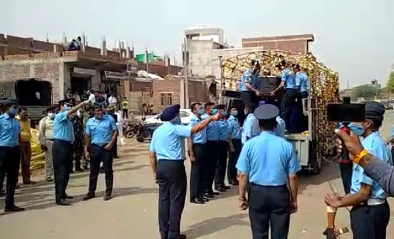 ग्रुप कैप्टन आशीष गुप्ता का भारतीय वायु सेना में चयन 1999 में हुआ था। वर्तमान में वह मिग-21 स्क्वाड्रन के कमांडिंग आफिसर थे। कैप्टन आशीष के शहीद होने की जानकारी मिलते ही एमपी के सीएम शिवराज सिंह चौहान और सांसद ज्योतिरादित्य सिंधिया ने भी दुख व्यक्त किया था। अंतिम संस्कार में सेंट्रल एयर कमांड के कई सीनियर ऑफिसर शामिल हुए।