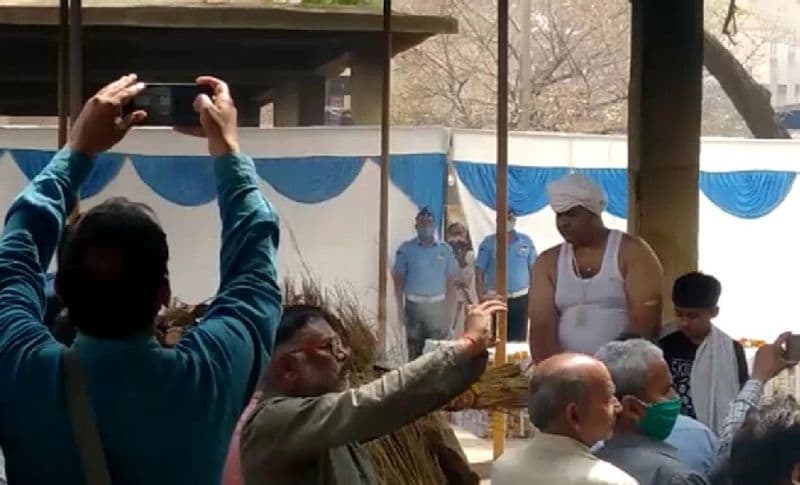 वहीं शहीद जवान के छोटे भाई अमित गुप्ता ने कहा कि मेरे भाई ने देश के लिए कुर्बानी दी है, देशवासी इस दुख सहन करने की शक्ति परिवार वालों को दे।
