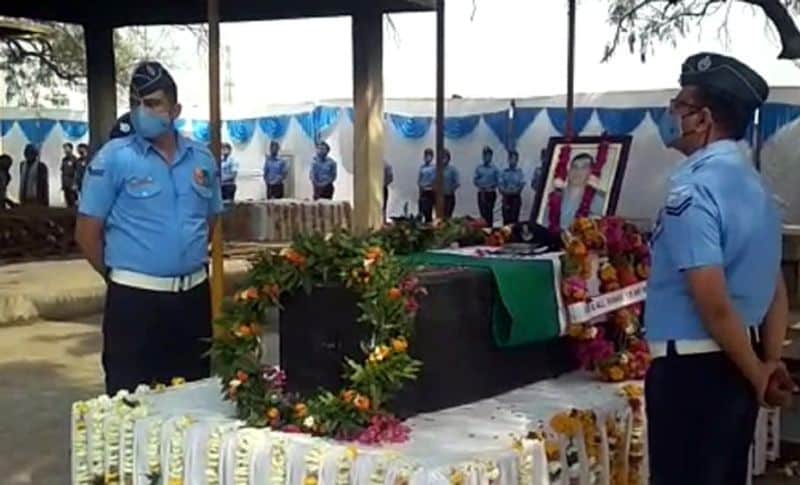 ग्रुप कैप्टन आशीष गुप्ता शहीद होने की खबर सुनते ही परिवार बिलख रहा है। पत्नी छाया गुप्ता कभी बेहोश तो कभी होश आने पर अपने पांच साल और तीन साल के बेटे टिन टिन और अतिन को गले लगाकर उनको चुप कराती।