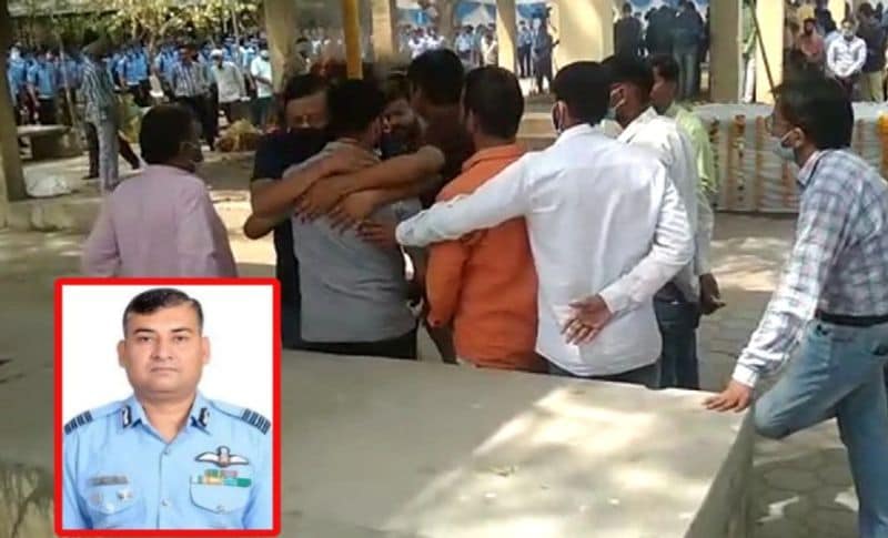 दरअसल, बुधवार को ग्वालियर एयरबेस से उड़ान भरते ही मिग-21 बाइसन जमीन से टकराकर दुर्घटनाग्रस्त हो गया था। जिसके बाद भारतीय वायुसेना के इस विमान में आग लग गई थी। जिसकी चपेट में आने से ग्रुप कैप्टन आशीष शहीद हो गए थे। हालांकी बाद में जांच अधिकारियों ने बताया कि फ्यूल रिफलिंग के बाद विमान में तकनीकी खराबी आ गई थी। जिसके चलते वह हादसे का शिकार हो गया।