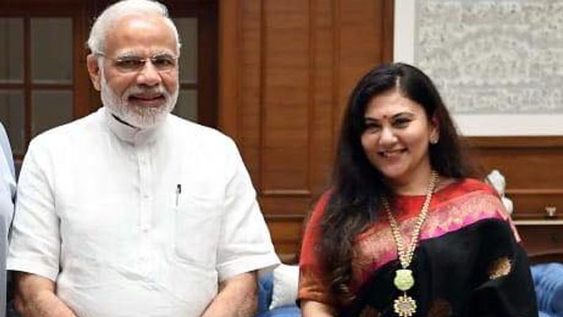 अब बता दें की रामायण की सीता यानी दीपिका चिखलिया 1991 में बड़ौदा लोकसभा, जबकि अरविंद त्रिवेदी साबरकांठा सीट से सांसद चुने गए थे। दीपिका को इस चुनाव में 276,038 वोट मिले थे, जबकि उनके विरोधी कांग्रेस के उम्मीदवार को 241,850 वोट मिले थे।
(मोदी के साथ पिछले दिनों की तस्वीर)