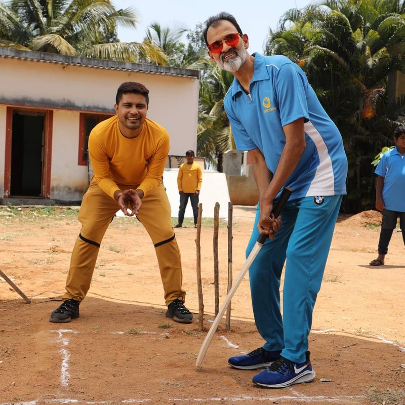 <p>ರಾಘವೇಂದ್ರ ರಾಜ್ ಕುಮಾರ್ ದೊಡ್ಡ ಗ್ಯಾಪ್ ನಂತರ ಬಣ್ಣ ಹಚ್ಚಿದ್ದರು.</p>